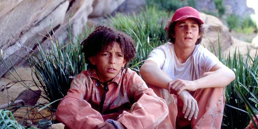 Stanley e Zero descansam em um gramado no filme Holes.