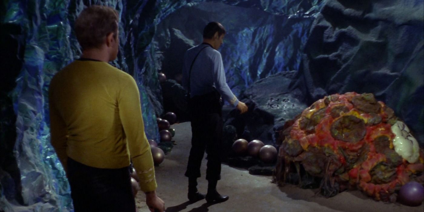 Spock osserva con preoccupazione mentre siede sul ponte oscurato in Star Trek: The Motion Picture