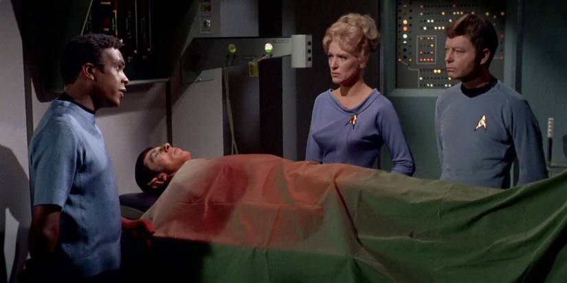 Chapel, McCoy und M'Benga stehen in Star Trek: The Original Series um einen schlafenden Spock herum.