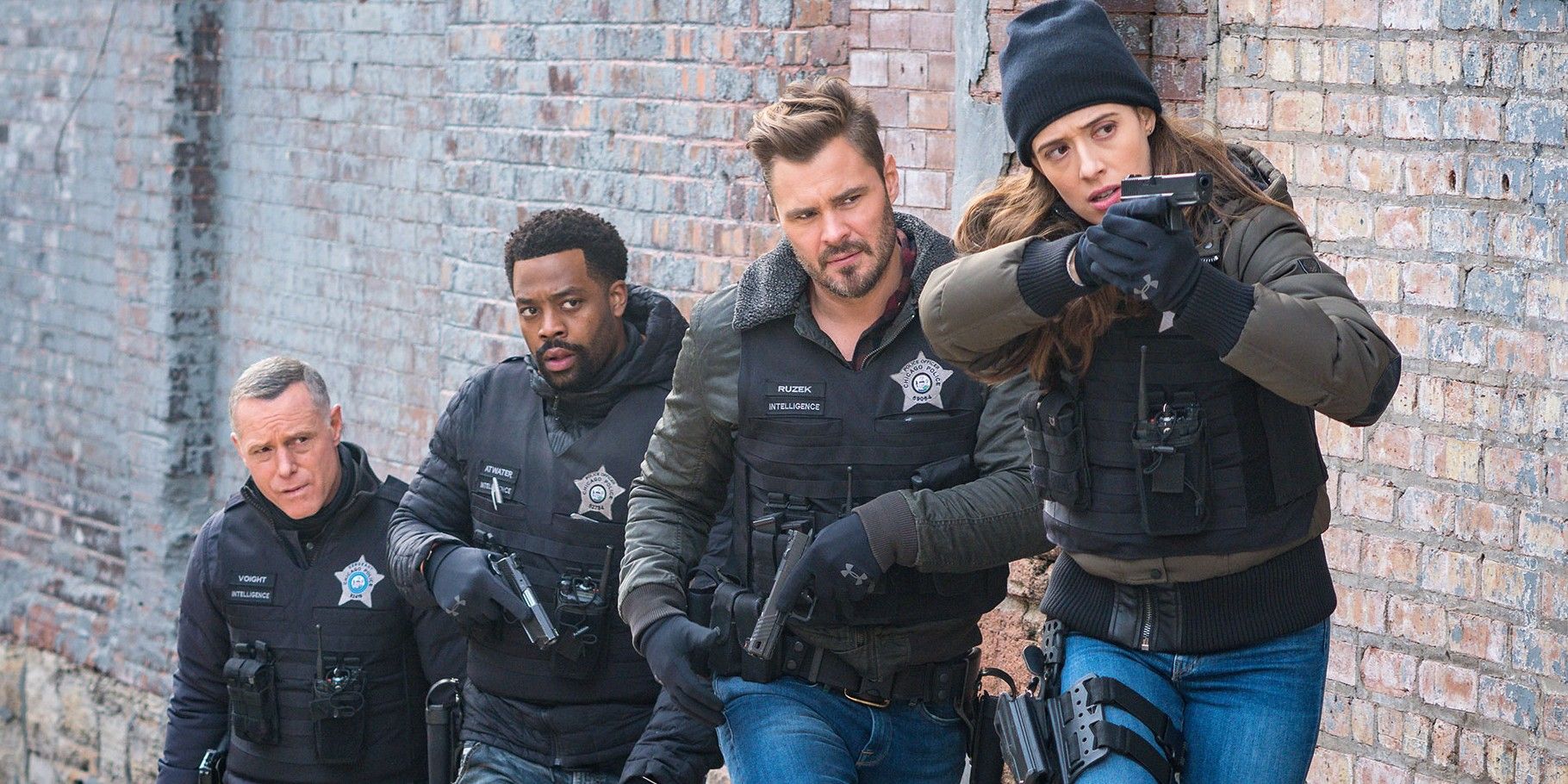 The team prepares to raid a building with their guns drawn in Chicago PD