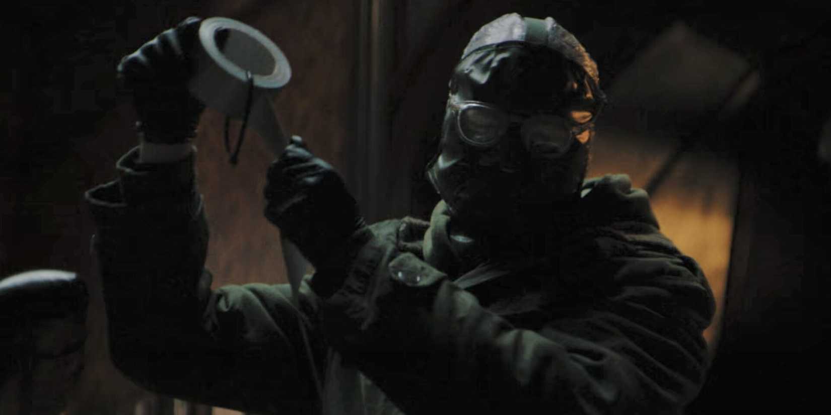Paul Danoo's Riddler unwinds duct tape in The Batman