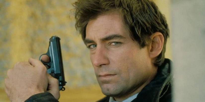 Timothy Dalton as James Bond with a gun in The Living Daylights.