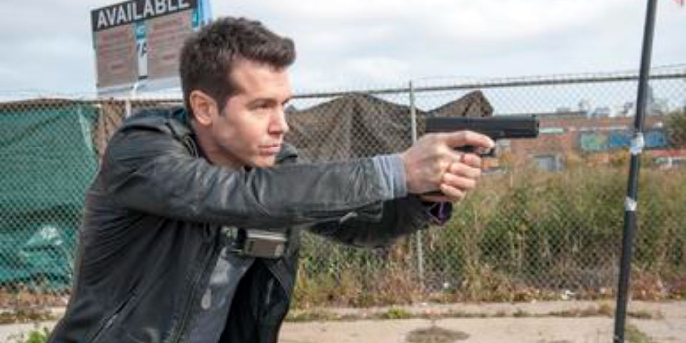 Antonio Dawson pointing a gun in Chicago PD