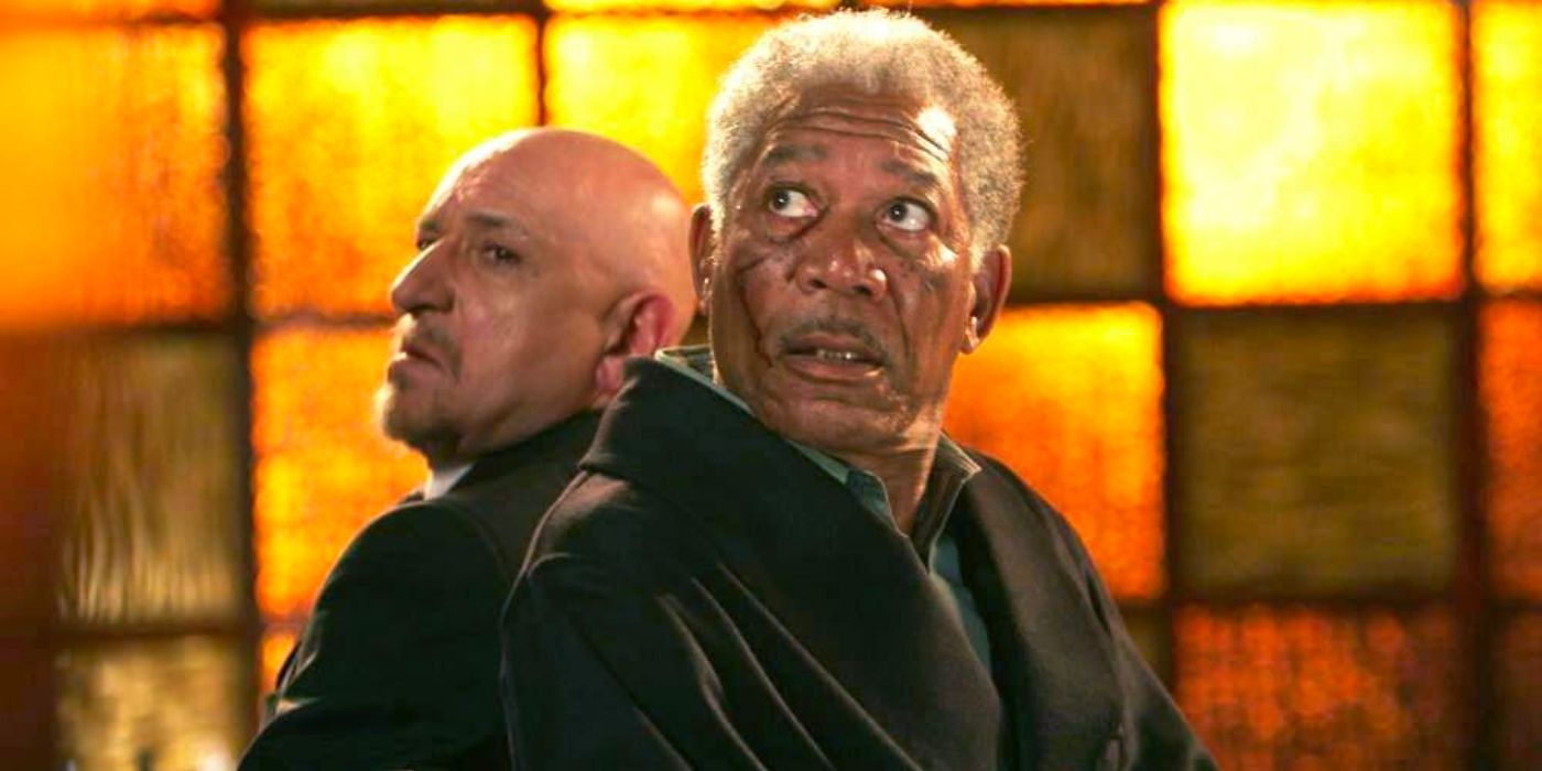 Ben Kingsley e Morgan Freeman em Lucky Number Slevin sentados costas com costas