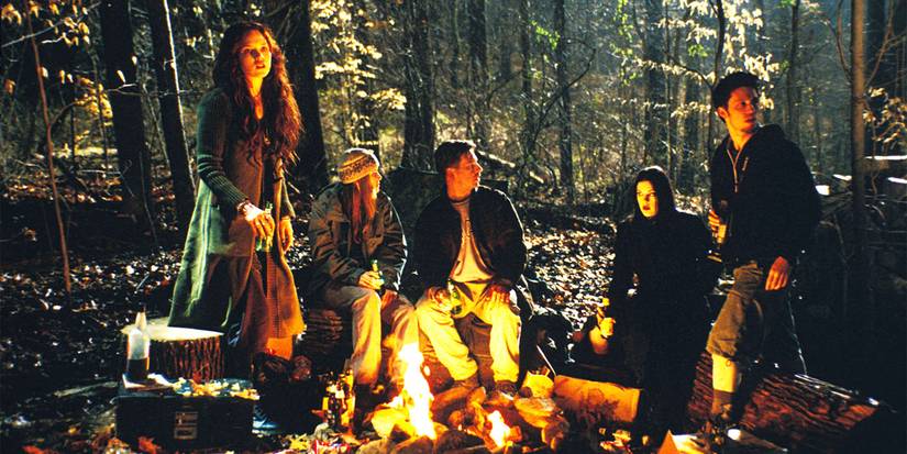 Grupo em Book of Shadows: Blair Witch 2 ao redor de uma fogueira na floresta