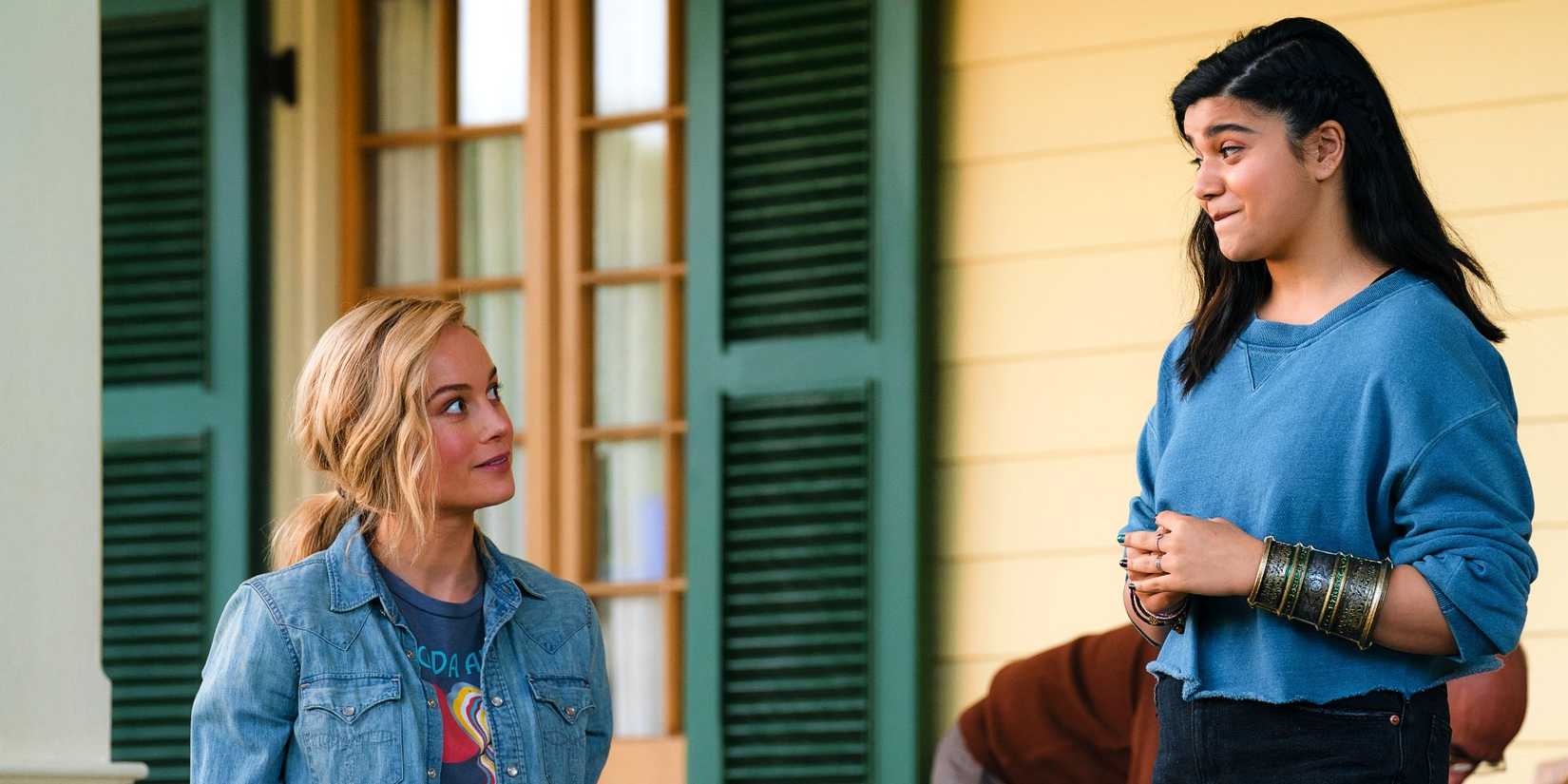 Brie Larson como Carol Danvers olhando para Iman Vellani como Kamala Khan em As Marvels