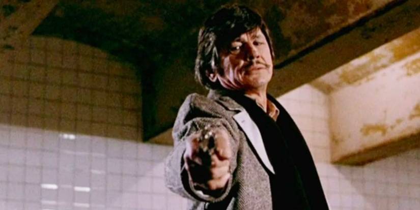 Charles Bronson aiming a gun in Death Wish 1974