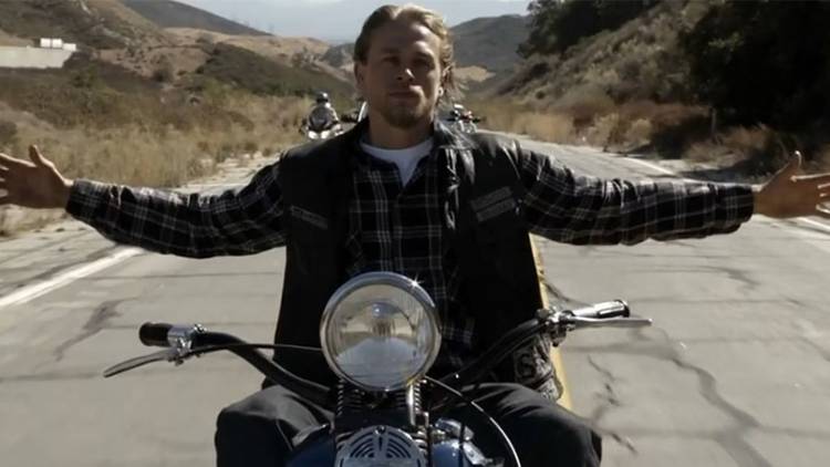 Charlie-Hunnam as Jax Teller riding a motorcycle in Sons of Anarchy