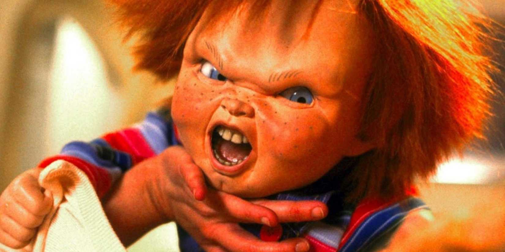 Chucky com raiva em uma luta no filme original Brinquedo Assassino