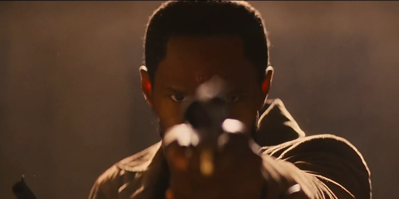Jamie Foxx como Django apontando um de seus revólveres diretamente para a câmera em Django Unchained