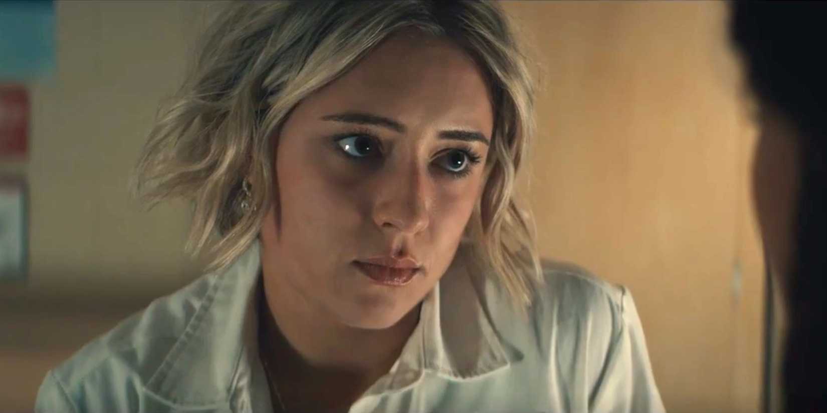 Lizzie Broadway como Emma preocupada em Gen V