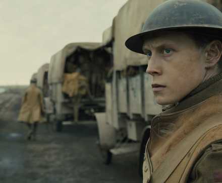 Джордж МакКей в форме, серьезно смотрящий в фильме "1917"