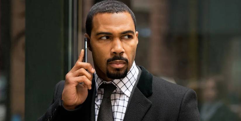Omari Hardwick como Ghost em Power, com um celular na orelha