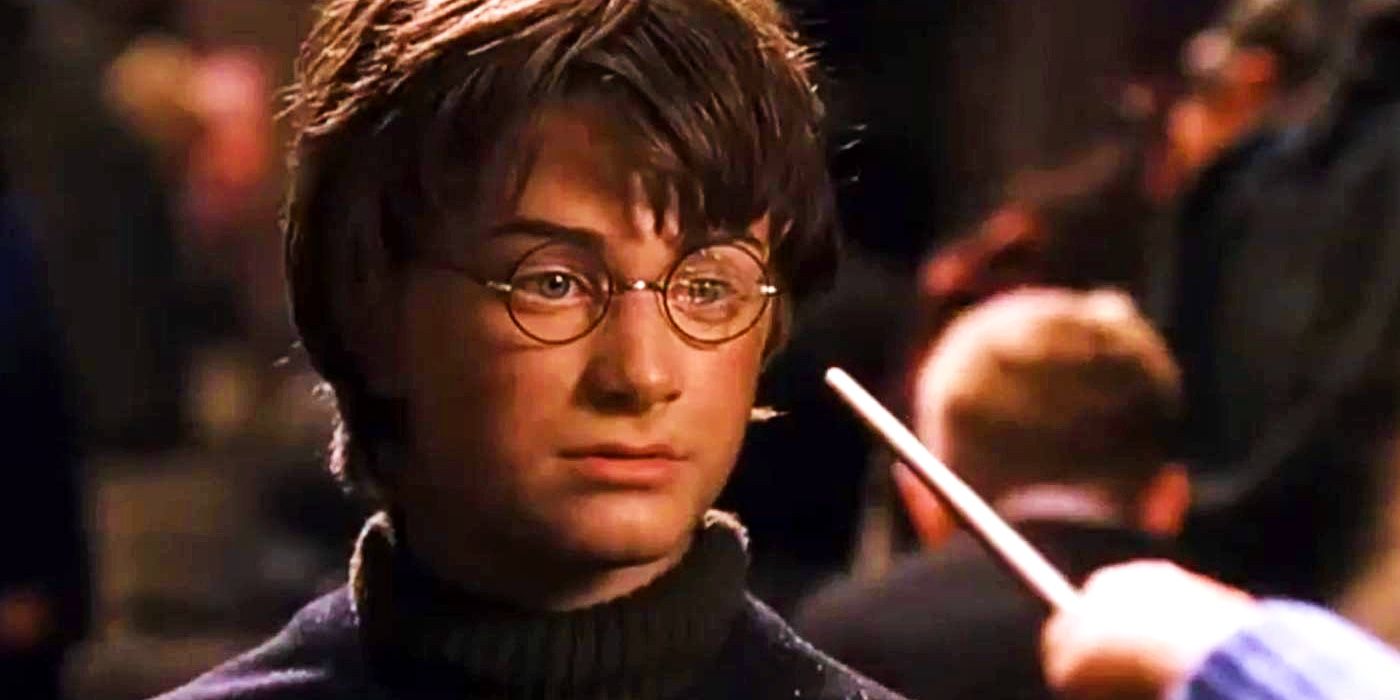 Harry Potter (Daniel Radcliffe) tem seus óculos consertados por Hermione em Harry Potter e a Câmara Secreta