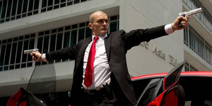 Agent 47 (Rupert Friend) with two pistols in Hitman: Agent 47