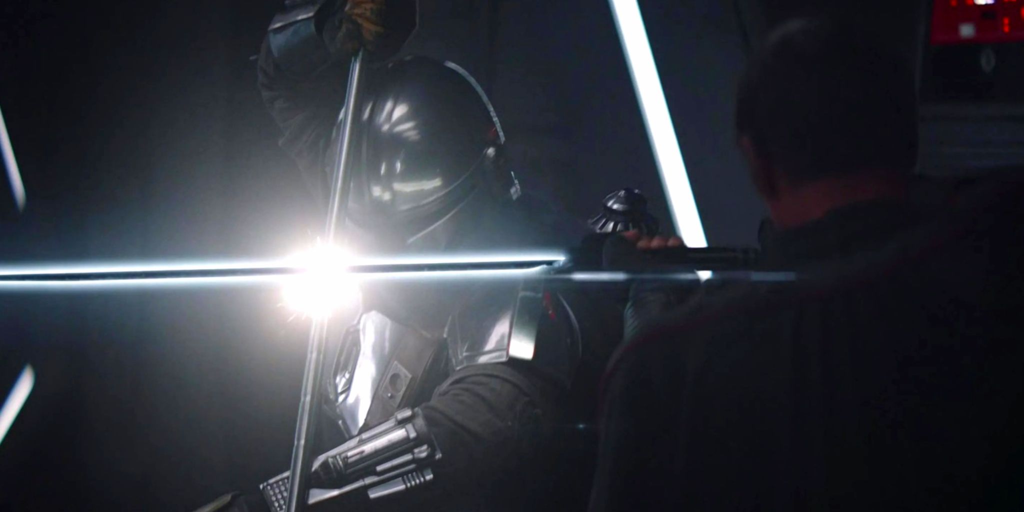 Din Djarin con la lancia beskar durante la seconda stagione di The Mandalorian
