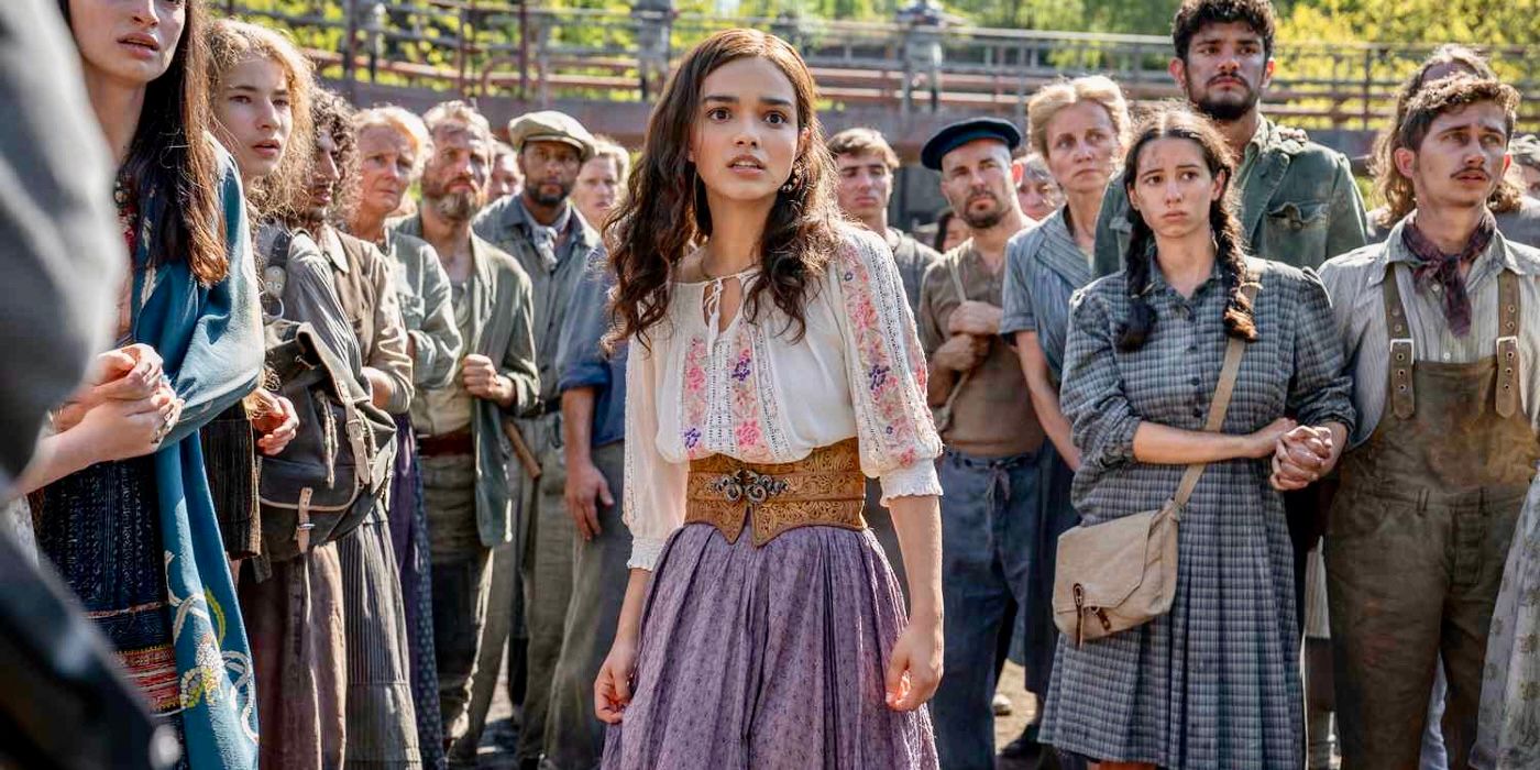 Lucy Gray is standing in a crowd of people in The Hunger Games: The Ballad of Songbirds and Snakes. 