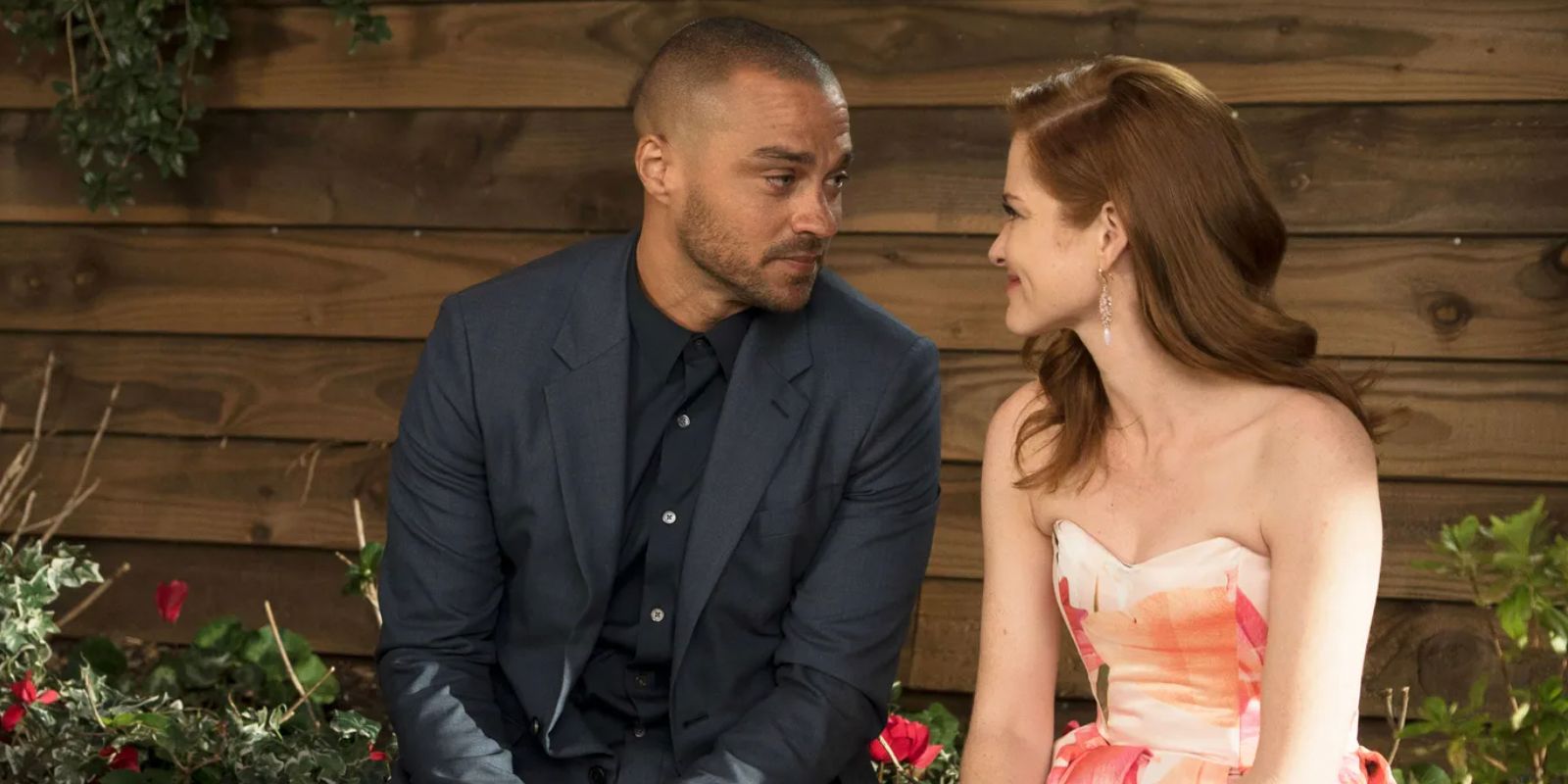 Why Sarah Drew's April Kepner Left Grey's Anatomy Season 14 (& Came Back In Season 17)