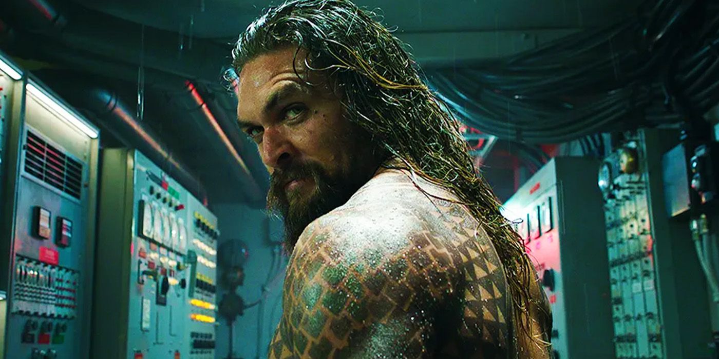 Jason Momoa como Aquaman em um laboratório no Aquaman do DCEU