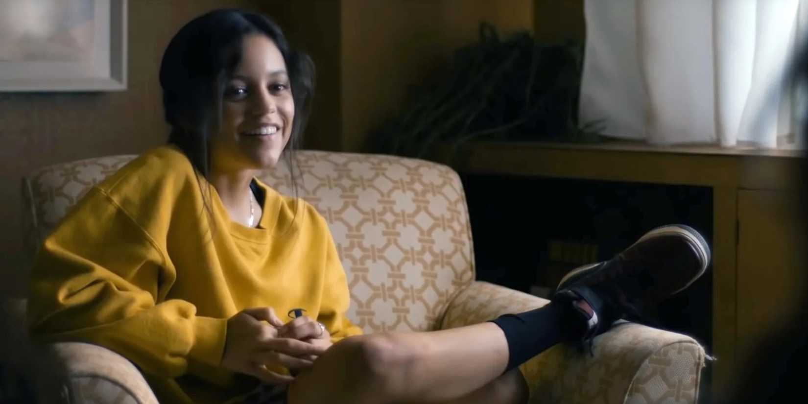 Jenna Ortega sentada em um sofá em The Fallout.
