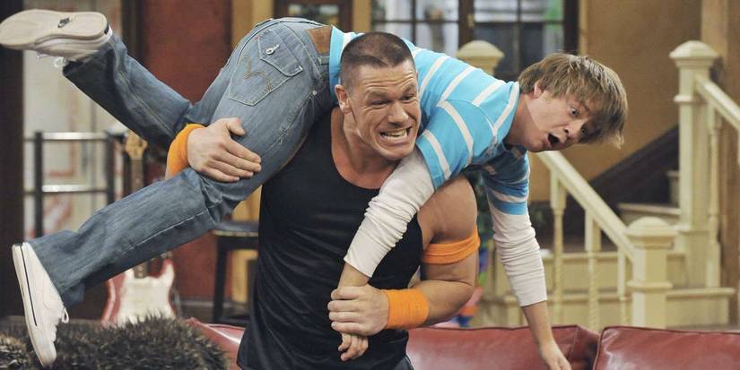 John Cena segurando Jason Earles como Jackson Stewart pelo pescoço em Hannah Montana
