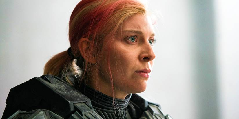 Kai 125 (Кейт Кеннеди) выглядит серьезно перед белым фоном в Halo season 1