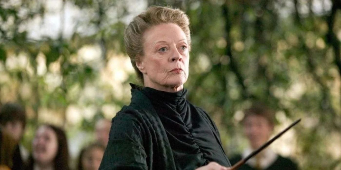 Maggie Smith como Minerva McGonagall levantando sua varinha em Harry Potter