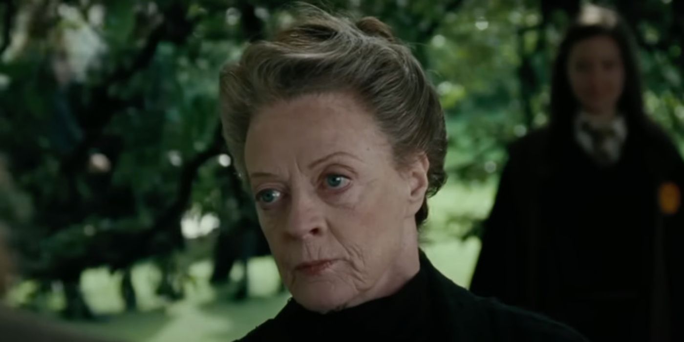 Maggie Smith como Professora McGonagall parecendo severa em Harry Potter e o Cálice de Fogo