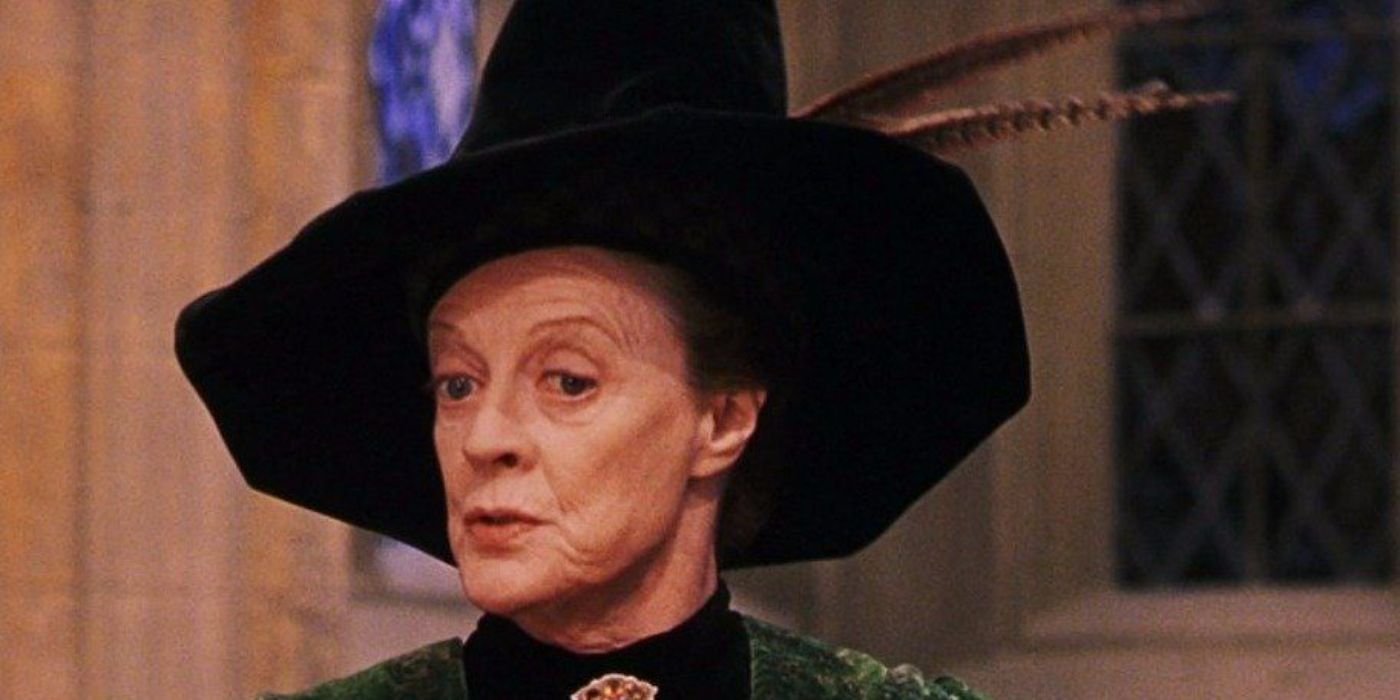 Maggie Smith como Professora McGonagall usando um chapéu preto em Harry Potter e a Pedra Filosofal