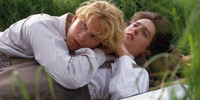 James Wilby as Maurice and Hugh Grant as Clive lying in the grᴀss together in Maurice
