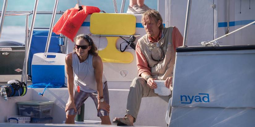 Барлет стоит на лодке рядом с Ниад в фильме "Ниад"