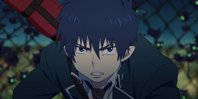 Rin Okumura in Blue Exorcist con espressione concentrata davanti a una recinzione metallica.