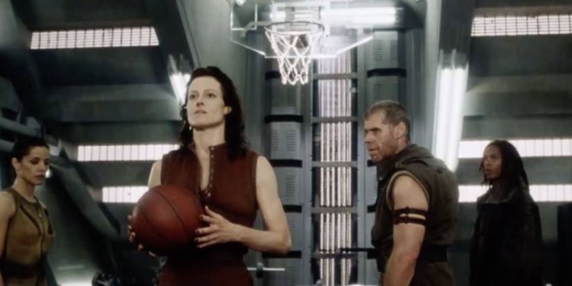 Sigourney Weaver como Ellen Ripley jogando basquete em Alien Resurrection
