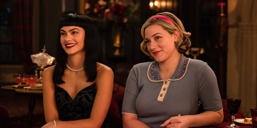 Camila Mendes e Lili Reinhart como Veronica e Betty nos anos 1950 em Riverdale