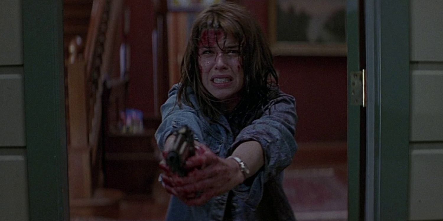 Sidney Prescott, de Neve Campbell, segura uma arma em Scream.