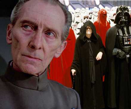 Таркин из "Новых надежд" рядом с Дарт Вейдером и Императором, стоящие перед армией Империи в "Звездных войнах"