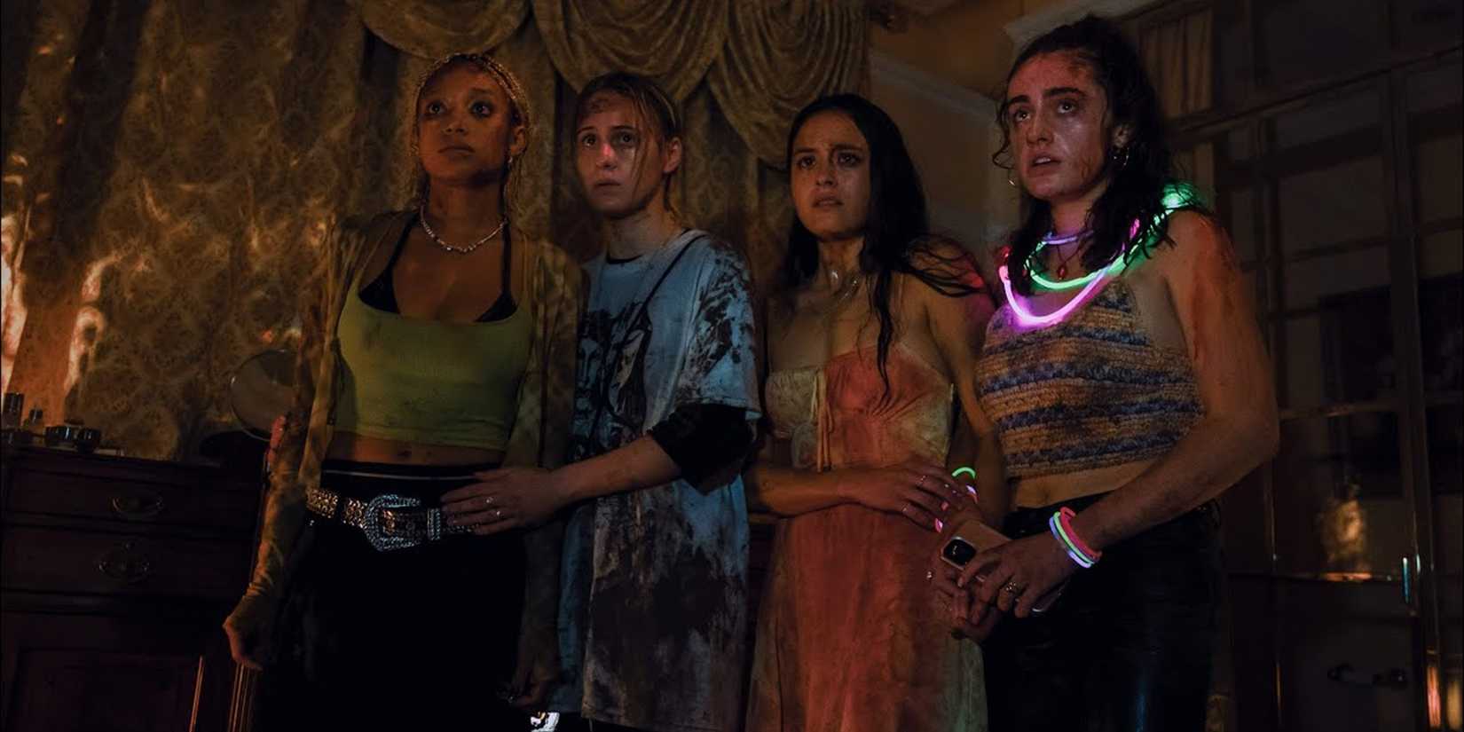 Elenco de Bodies Bodies Bodies coberto de sangue e assustado