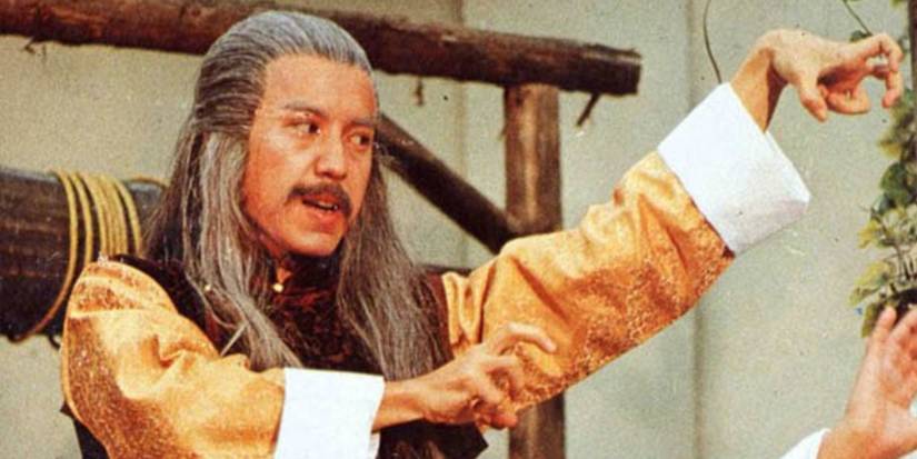 O Assassino Fantasma atacando aldeões em O Mistério do Boxe Chinês