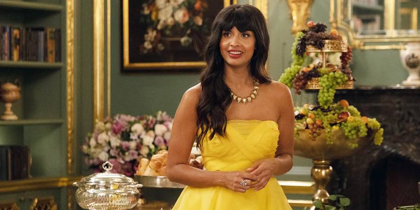 Tahani sorrindo e vestindo amarelo em The Good Place