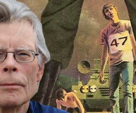 Композитное изображение, на котором Стивен Кинг смотрит, а рядом иллюстрация подростка, которого преследуют солдаты, из книги "The Long Walk" Стивена Кинга