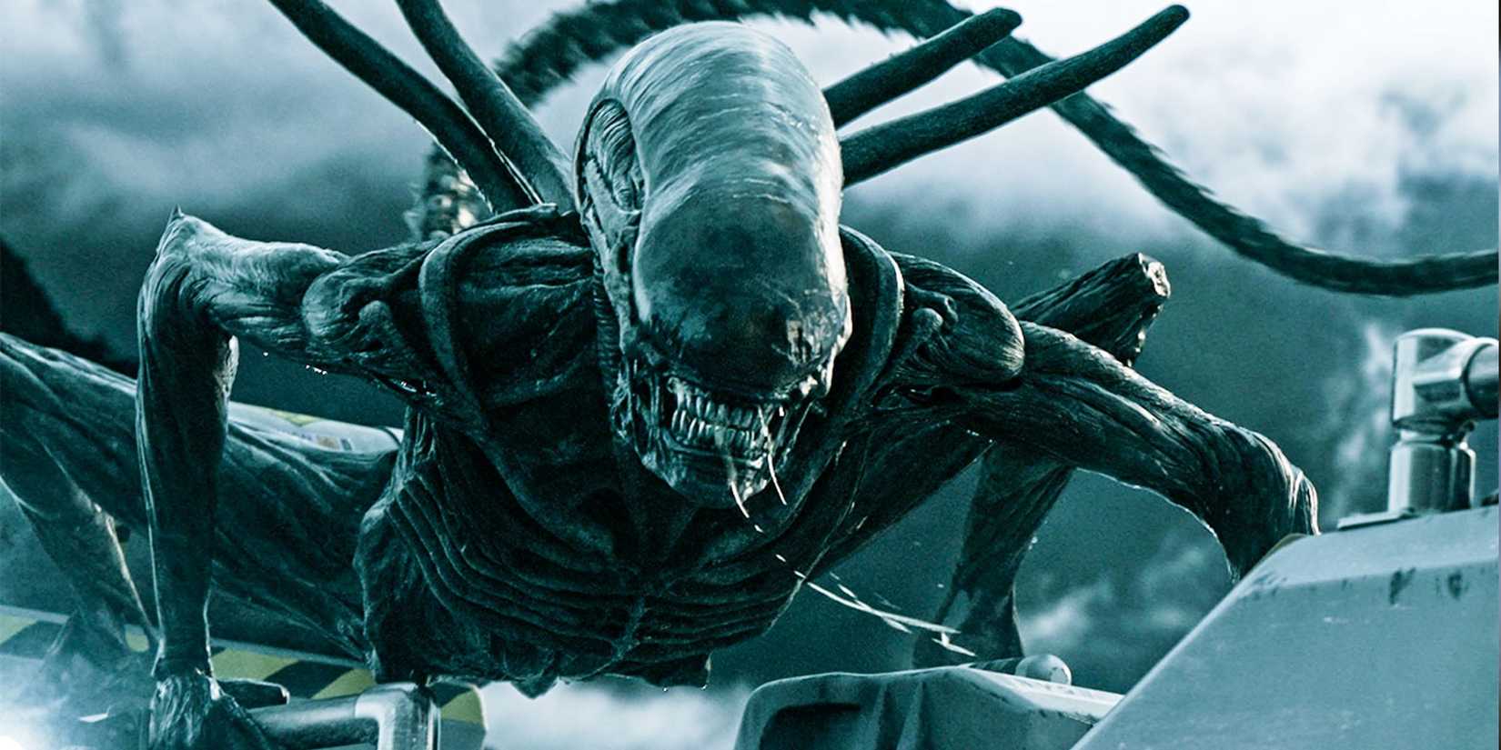 A Xenomorph on top of a spaceship in Alien: Covenant
