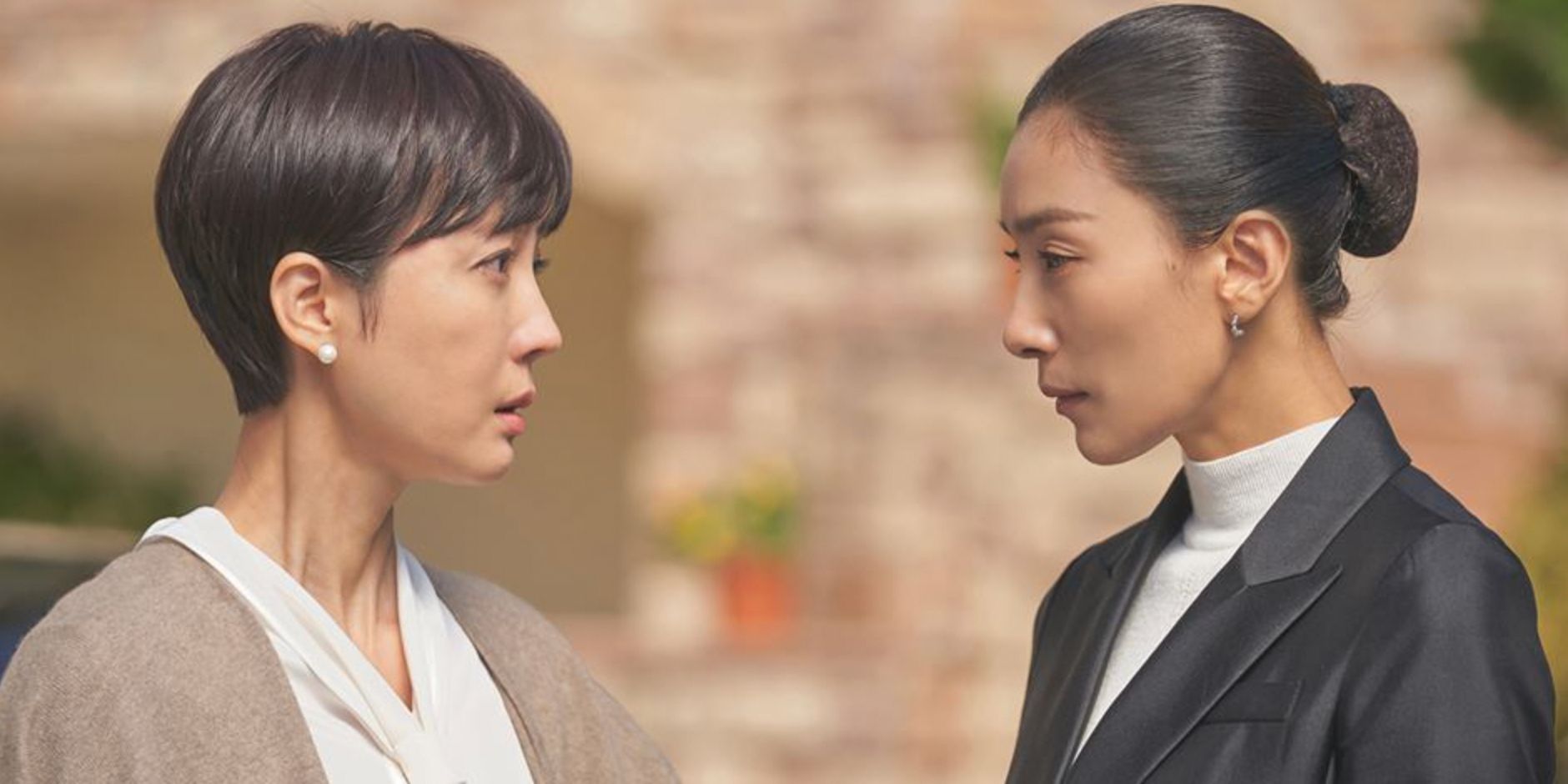 Due donne parlano in Sky Castle