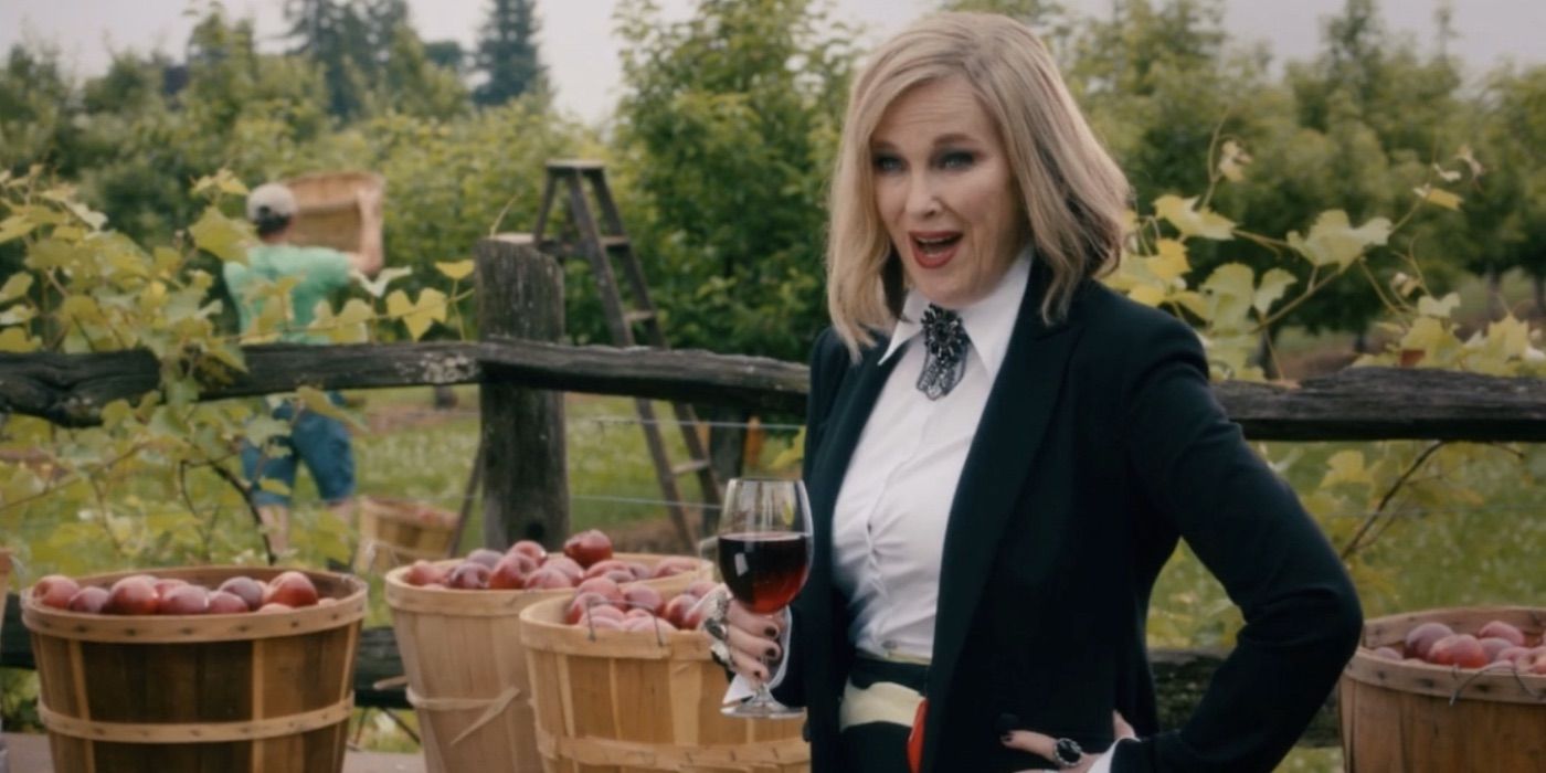 Moira filma un comercial de vino en un viñedo de Schitt's Creek.