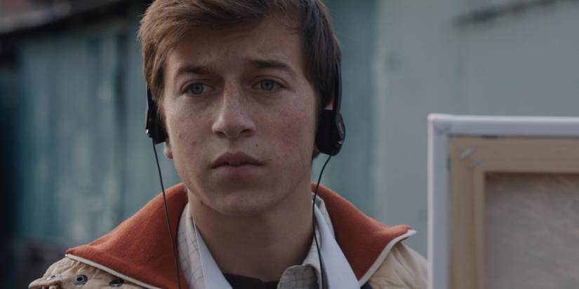 Skyler Gisondo andando com fones de ouvido em Feast Of The Seven Fishes (2018)