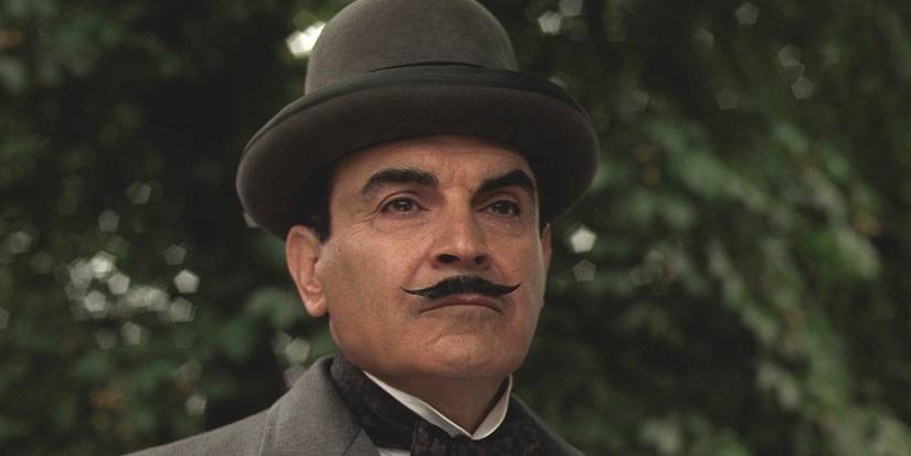 David Suchet sebagai Hercule Poirot melihat ke kejauhan dalam Christmas karya Hercule Poirot.