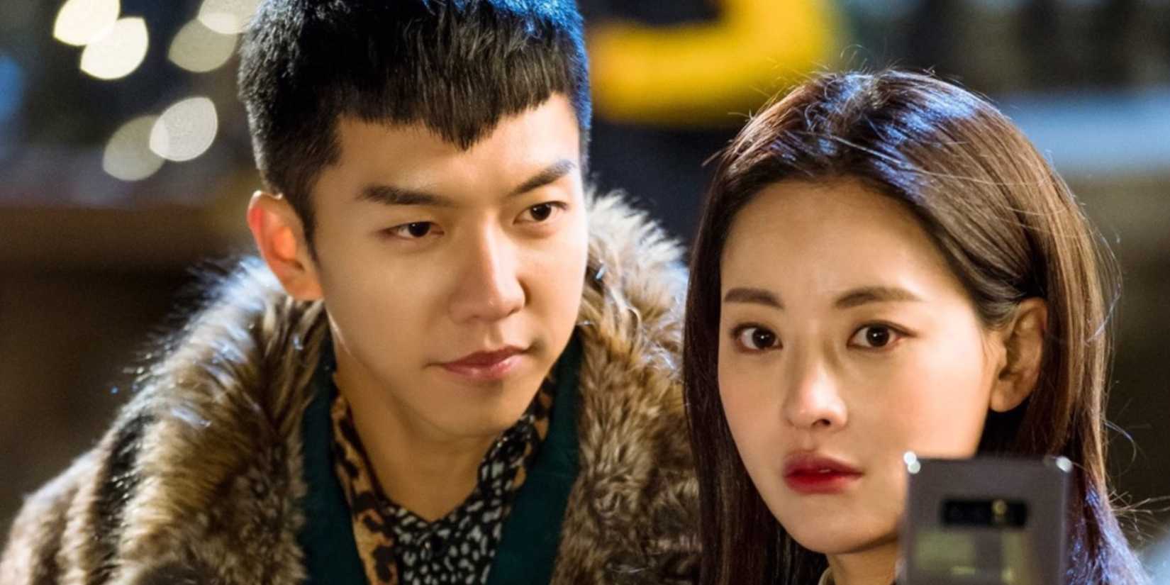 Homem e mulher olhando para o celular da mulher em A Korean Odyssey.