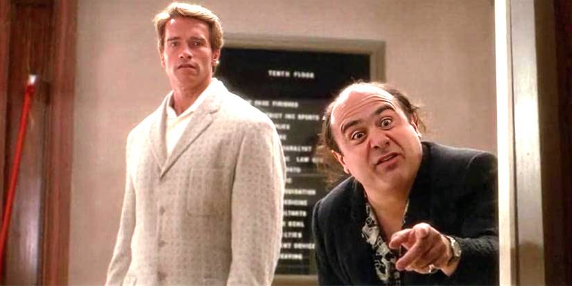 Arnold Schwarzenegger and Danny DeVito looking through a doorway in Twins