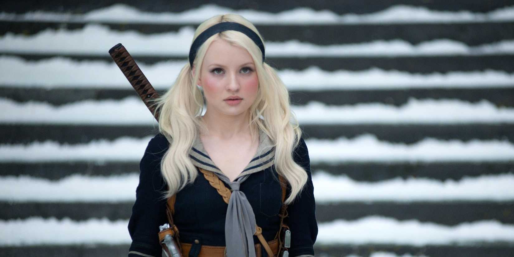 Babydoll andando em frente a degraus cobertos de neve em Sucker Punch