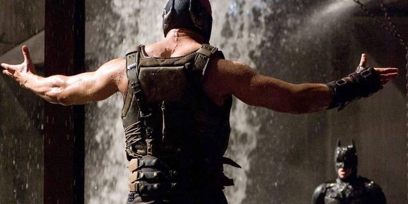 Bane se aproxima de Batman com os braços abertos em O Cavaleiro das Trevas Ressurge