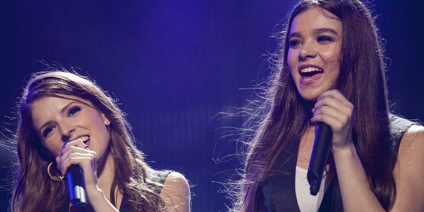 Beca e Emily cantando Flashlight em Pitch Perfect 2